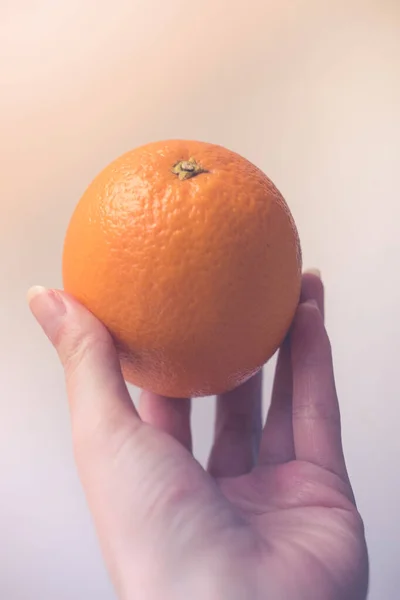 Main Femelle Tient Une Orange Mûre Dans Gros Plan Écorce — Photo