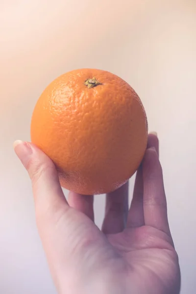 Mano Femenina Sostiene Una Naranja Madura Primer Plano Piel Copiar — Foto de Stock