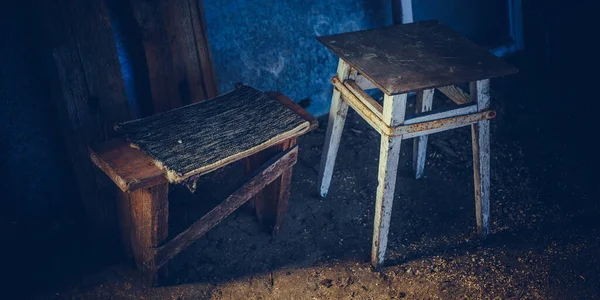 在黑暗的谷仓特写镜头里 两张旧的矮木椅 — 图库照片