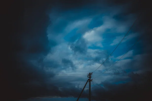 Elektrik Direği Kablolar Bir Üçgen Şeklinde Kara Bulutlu Gökyüzü — Stok fotoğraf