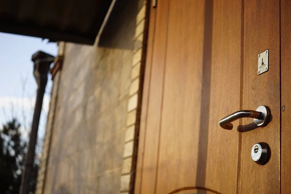 Fachada Uma Casa Com Uma Porta Moderna Marrom Fechada — Fotografia de Stock