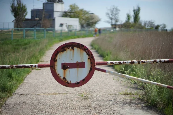 Verkehrszeichen Verboten Alte Zaunbarriere Konzept Quarantäne Oder Isolationszeit — Stockfoto