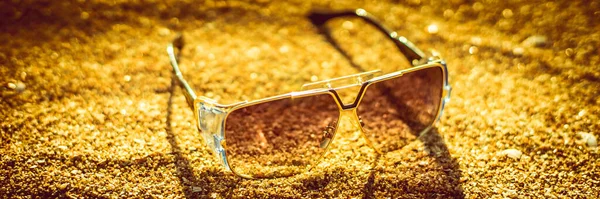 Stilvolle Sonnenbrille Liegt Auf Sand Goldener Ton — Stockfoto