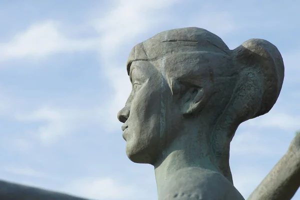 Face Feminina Perfil Mármore Monumento Close Fundo Céu Azul — Fotografia de Stock