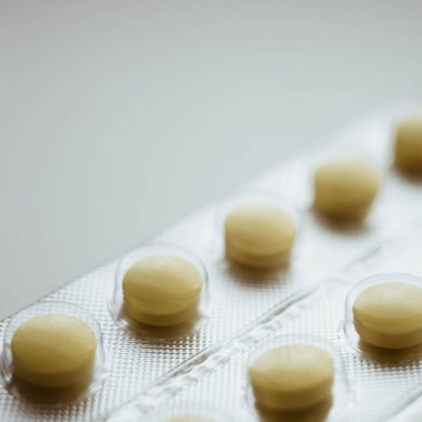 Sarı haplı kabarcık ya da vitamin yakın plan, yan görüş.