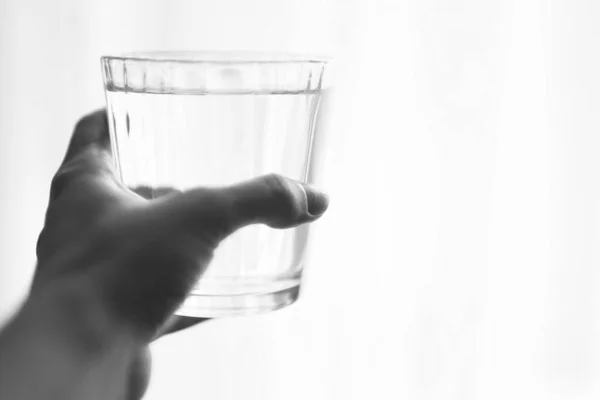 Copo Cheio Água Uma Mão Feminina Fundo Branco Lugar Para — Fotografia de Stock