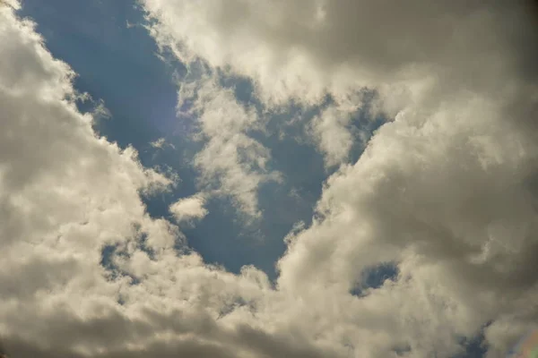 Blå Himmel Med Vita Grå Moln Solig Dag — Stockfoto