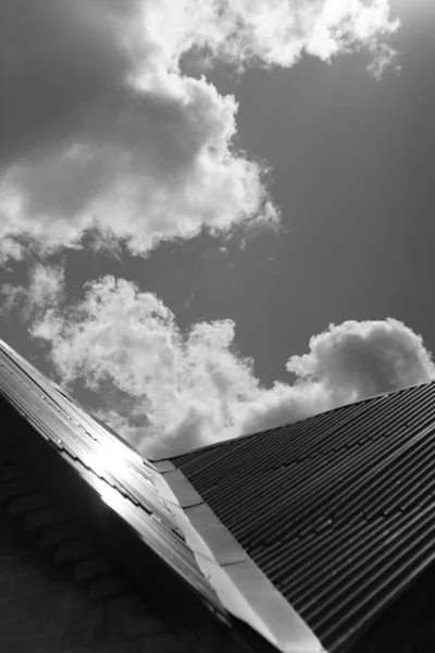 Στέγη Από Ανοξείδωτο Χάλυβα Κατά Την Ηλιόλουστη Συννεφιασμένο Ουρανό Φωτογραφία — Φωτογραφία Αρχείου