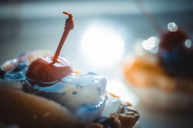 Meyveli ve vişneli kek sepeti..