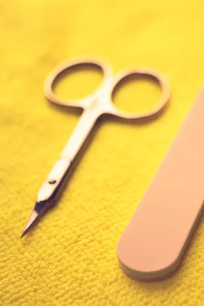 Conjunto Ferramentas Para Manicure Tesoura Unha Arquivo Mesa Amarela Closeup — Fotografia de Stock