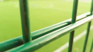 minifootball yeşil çit kafes oynamak için çim alan.