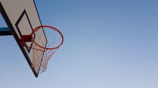 Баскетбольний Кільце Прозорому Синьому Фоні Неба Вид Збоку — стокове відео