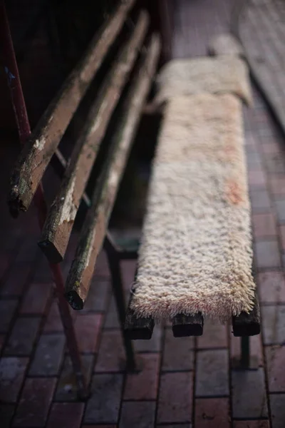 Старая Деревянная Скамейка Пилинговой Краской Покрыта Коврами — стоковое фото