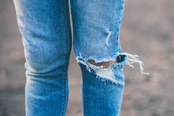 Meisjes Benen Blauw Gescheurde Jeans Knieën — Stockfoto