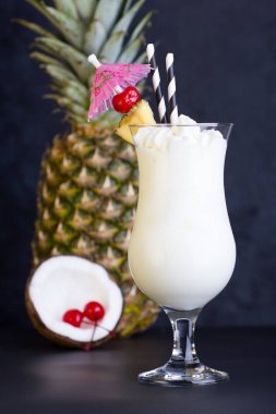 Pina Colada, tatlı tropikal kokteyl.
