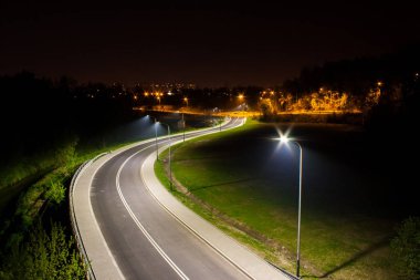 Geceleri sokak ışıkları