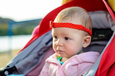 Mutlu mutlu küçük bebek kız