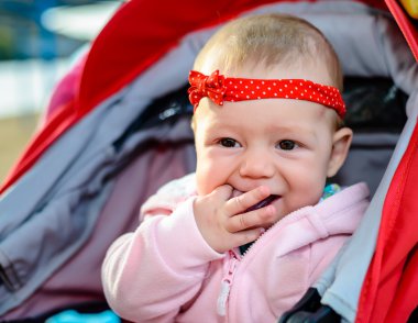 Sevimli mutlu gülümseyen küçük bebek kız