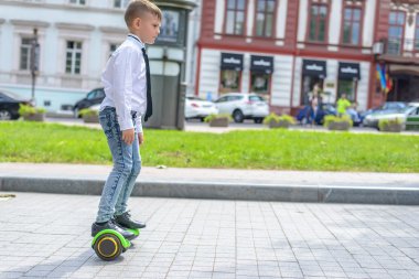 Şık genç çocuk bir hover tahta at binme