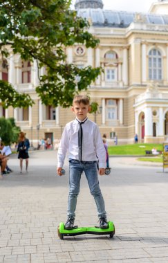 Şık genç çocuk bir hover tahta at binme