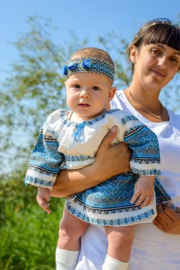 Gurur sevgi dolu bir anne bebek kızı holding