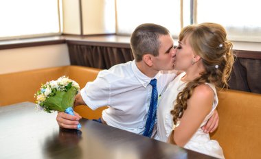 Hevesli koca karısını burun ısırıkları