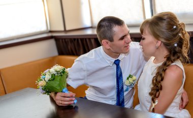 Hevesli koca karısını burun ısırıkları