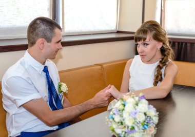 Genç mutlu evli çift köşe standında oturmak