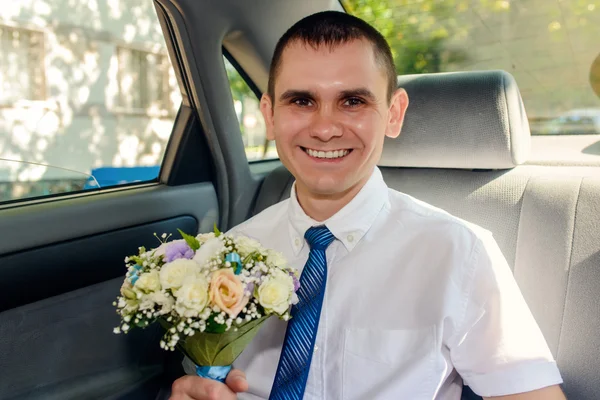 Lächelnder Mann Mit Blumenstrauß Auto — Stockfoto