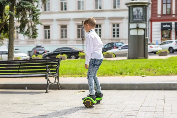 Elegante giovane ragazzo in sella a un hover board — Foto Stock