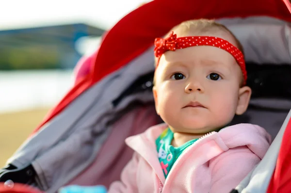 Nieuwsgierig babymeisje staren naar de camera — Stockfoto