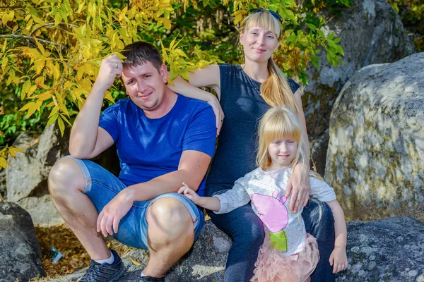 Relaxed happy family enjoying nature — Stock Photo, Image