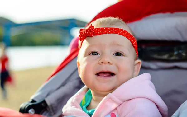 Nöjd glad liten baby flicka — Stockfoto