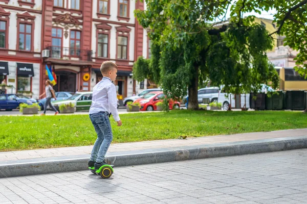 Şık genç çocuk bir hover tahta at binme — Stok fotoğraf