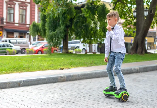 Şık genç çocuk bir hover tahta at binme