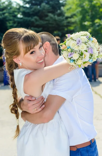 Szczęśliwa Młoda para nowożeńców głęboko w miłości — Zdjęcie stockowe