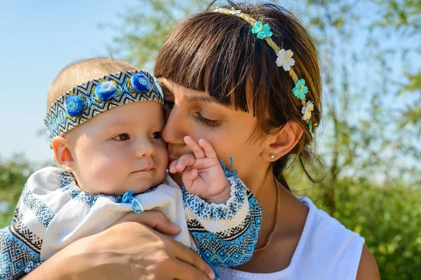 Portret van een liefdevolle moeder de dochter van een baby — Stockfoto