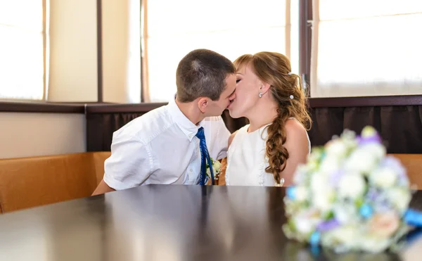 Selektivt fokus romantisk nygifta Kysser — Stockfoto