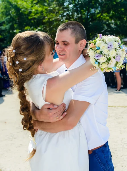 Kärleksfull nygifta njuta av en romantisk kyss — Stockfoto