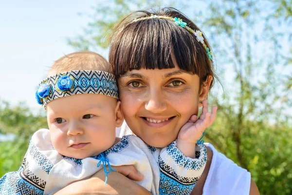 Portret van een liefdevolle moeder de dochter van een baby — Stockfoto