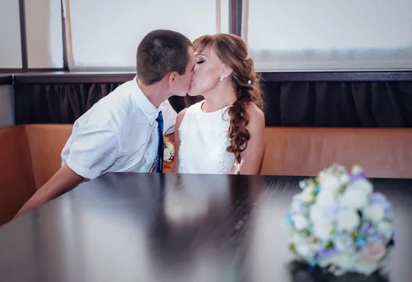Foco seletivo de recém-casados românticos beijando — Fotografia de Stock