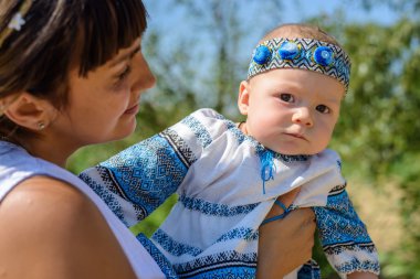Sevimli meraklı küçük bebek kız