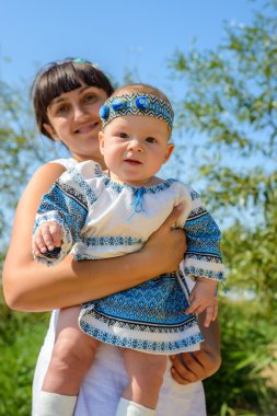 Gurur sevgi dolu bir anne bebek kızı holding