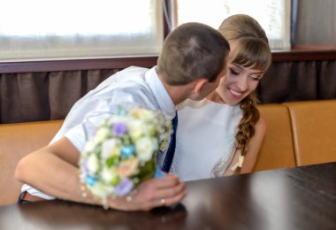 Hevesli koca karısını burun ısırıkları