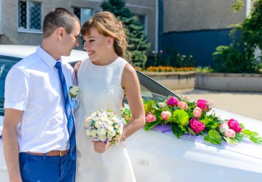 Genç gelin çift ayakta car yakınındaki