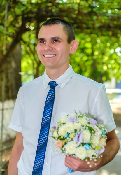 Happy bridegroom arriving for his wedding — Stock Photo, Image