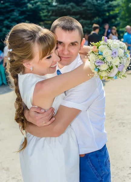 Jovens casais felizes de recém-casados profundamente apaixonados — Fotografia de Stock