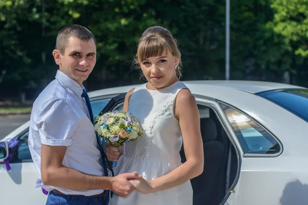 Fiatal menyasszony és a vőlegény a menyasszonyi autó — Stock Fotó