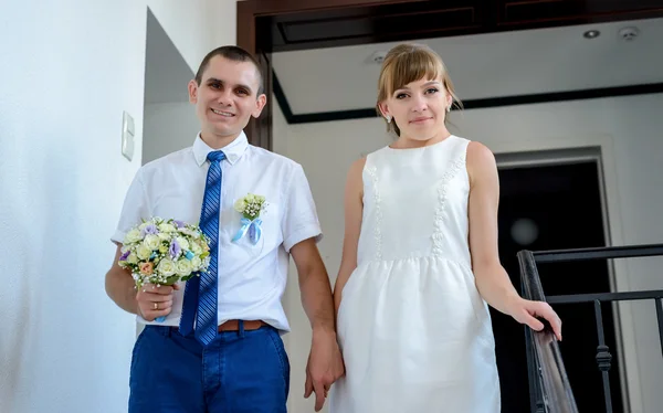 Relajada pareja recién casada de pie en las escaleras — Foto de Stock