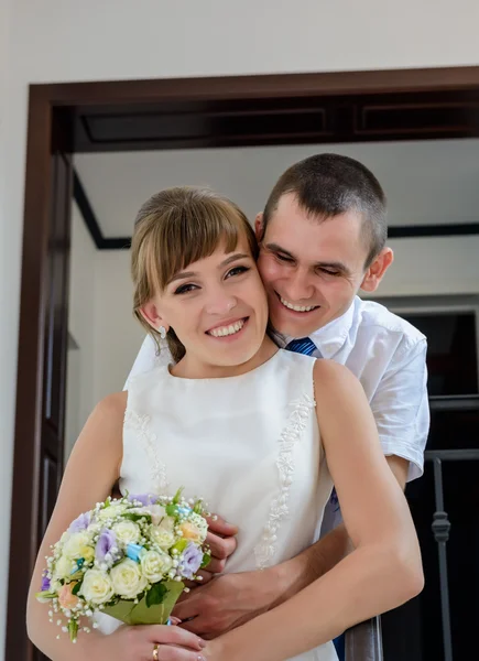 Boldog ifjú házasok osztozik egy meghitt ölelés — Stock Fotó